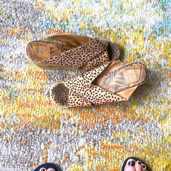 Spotted Andrew Geller Wedges - Picture 2 of 2